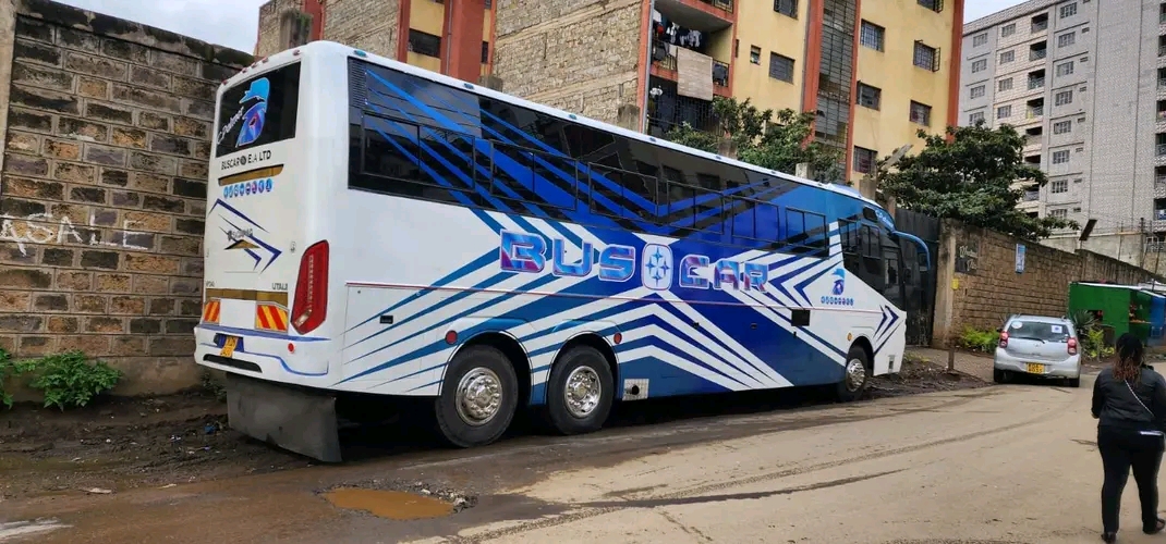 Buscar coach in daylight